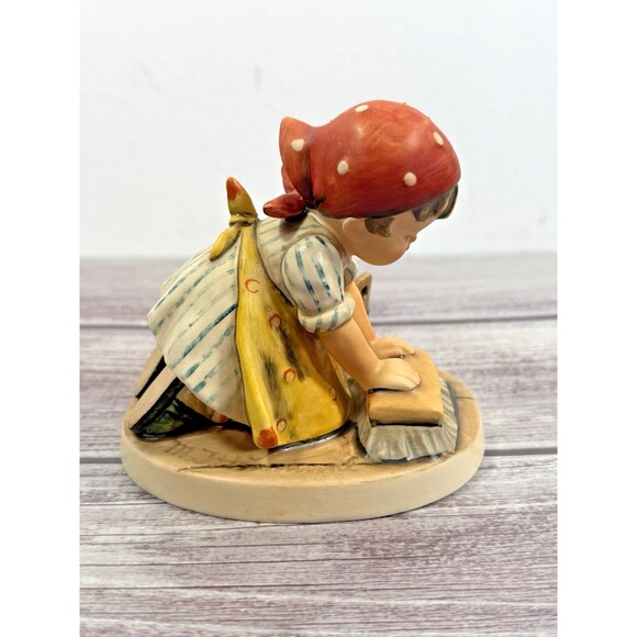 Hummel #363 Big Housecleaning TMK5 Goebel Last Bee w BOX Excellent Condition - Picture 5 of 14